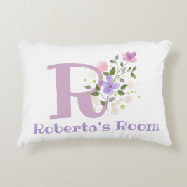 Naam en Initiaal op een Floral Design.  Accent Kussen