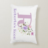 Naam en Initiaal op een Floral Design.  Accent Kussen (Achterkant (Verticaal))