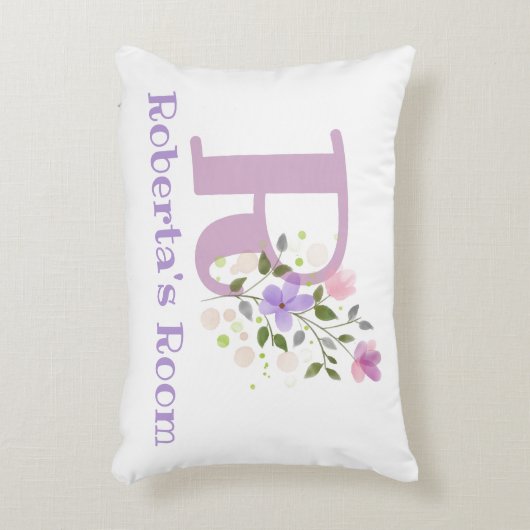 Naam en Initiaal op een Floral Design.  Accent Kussen (Voorkant(Verticaal))