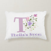 Naam en Initiaal op een Floral Design.  Accent Kussen (Voorkant)