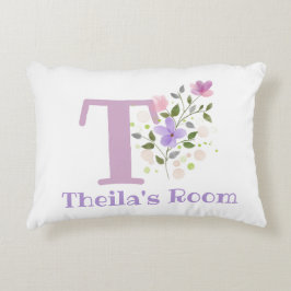 Naam en Initiaal op een Floral Design.  Accent Kussen