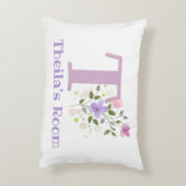 Naam en Initiaal op een Floral Design.  Accent Kussen (Achterkant (Verticaal))