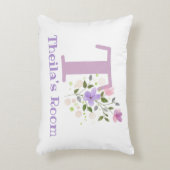Naam en Initiaal op een Floral Design.  Accent Kussen (Voorkant(Verticaal))