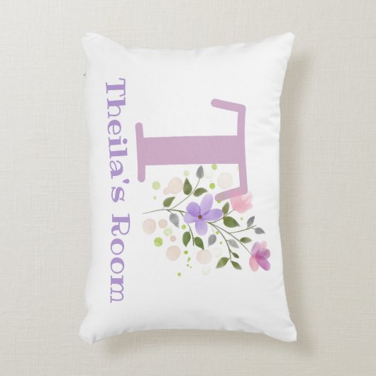 Naam en Initiaal op een Floral Design.  Accent Kussen (Voorkant(Verticaal))