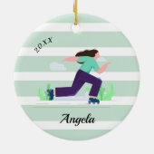 Naam en jaar van het meisje dat Brunette Skating R Keramisch Ornament (Achterkant)