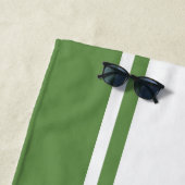 Naam en nummer witte en groene sport strandlaken (In situ)