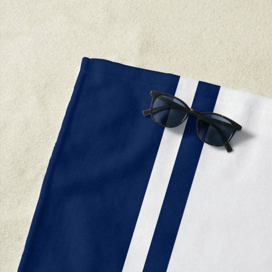 Naam en nummer witte en marineblauwe sportband strandlaken (In situ)