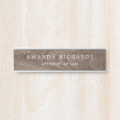 Naam en titel van bruin faux-houtkorrels deurbordje (Voorkant)