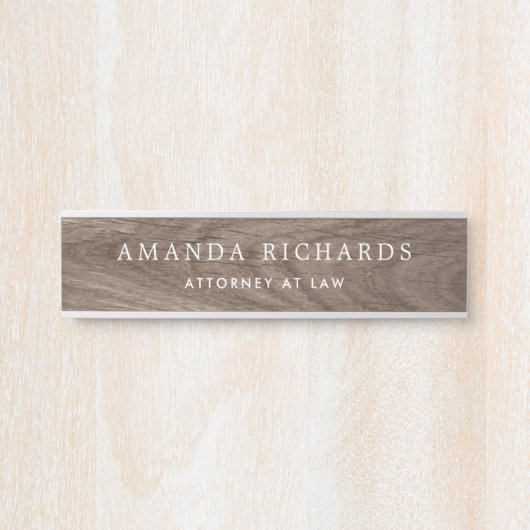 Naam en titel van bruin faux-houtkorrels deurbordje (Voorkant)