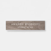 Naam en titel van bruin faux-houtkorrels deurbordje (Voorkant)