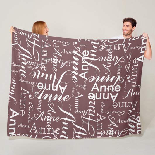 Naam Gedrukt in Wit all-over een Fired-Brick Fleece Deken (In situ)