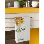 Naam, Herfstpapier Gewatteerde bloemen, dankbaar, Theedoek<br><div class="desc">Herfstpapier gequilde bloemen door mij met "dankbare" boodschap en gepersonaliseerde met naam versiert deze unieke keukenhanddoek. De achtergrond is een platina kleur. Het eigenlijke papier gewatteerde stuk is ongeveer 5 "lang en 3, 5" breed. Zelfs met de aanzienlijke vergroting van de print op dit project, zijn de details van het...</div>