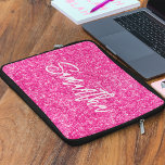 Naam Hot-roze glitter penseel Laptop Sleeve<br><div class="desc">Creëer uw eigen roze luxe glitter met naam of monogram. Pas de stijl en grootte van het lettertype van het penseelscript aan. Er zijn andere doopvontstijlen in het systeem. Beweeg,  dupliceer of verwijder de faux sparkle grafisch.</div>