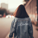 Naam in Script Font Denim Jacket<br><div class="desc">Schattigee en casual outfit met jouw naam, ideaal voor meisjes weekendjes weg, vrijgezellenfeesten en meer!</div>
