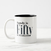 Naam is 50 & ONVERSCHROKKEN Typografie Modern Cust Tweekleurige Koffiemok (Links)