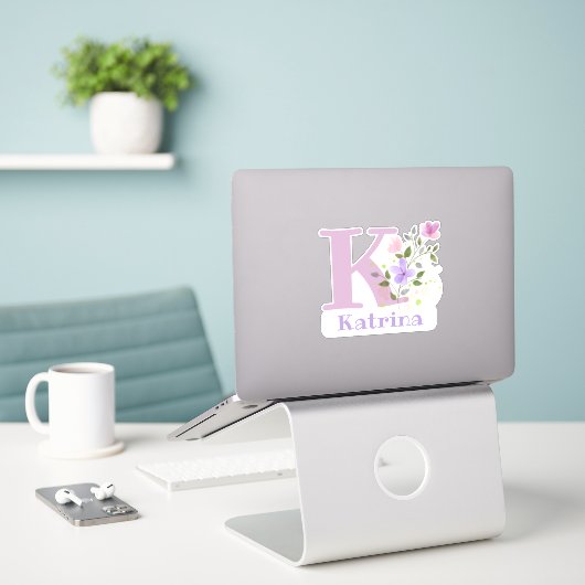 Naam Katrina plus Initiaal met Floral Design Sticker (Laptop op bureau)
