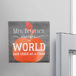 Naam leraar Chalkboard Red Apple and Quote Magneet<br><div class="desc">Naam en witte typografie script geïnspireerd op het citaat "Teachers change the world one child at a time" over een grote rode waterverf appel op een zwarte blackboard achtergrond. Personaliseer het met de naam van je beste leraar en maak er een leuk bedankje voor hem/haar!</div>