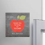 Naam leraar | Zwart rode appel dank u Magneet<br><div class="desc">Een grote rode appel en je aangepaste tekst binnen op een schoolkrijtbordachtergrond. Personaliseer deze koelkastmagneet met de naam en het cijfer van uw leraar! Het kan een attent en schattig bedankje zijn voor je docent op waarderingsdag,  op je afstuderen dag of wanneer je terug naar school gaat.</div>