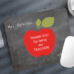 Naam leraar | Zwart rode appel dank u Muismat<br><div class="desc">Een grote rode appel en je aangepaste tekst binnen op een schoolkrijtbordachtergrond. Personaliseer deze mousepad met de naam en rang van je docent! Het kan een attent en schattig bedankje zijn voor je docent op waarderingsdag,  op je afstuderen dag of wanneer je terug naar school gaat.</div>