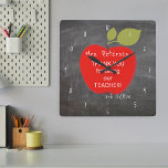 Naam leraar | Zwart rode appel dank u Vierkante Klok<br><div class="desc">Een grote rode appel en je aangepaste tekst op een schoolbord achtergrond. Pas deze muurklok aan met de naam en rang van uw leraar! Het kan een doordacht en leuk cadeau zijn voor je leraar op de dag van waardering, op de dag van het afstuderen of wanneer je weer naar...</div>