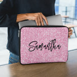 Naam Light Pink Glitter Brush Script Laptop Sleeve<br><div class="desc">Creëer uw eigen bleke roze luxe glitter met naam of monogram. Pas de stijl en grootte van het lettertype van het penseelscript aan. Er zijn andere doopvontstijlen in het systeem. Beweeg,  dupliceer of verwijder de faux sparkle grafisch.</div>