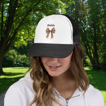 Naam luipaardboog trucker pet<br><div class="desc">Versierd met een boog met luipaardprint. Personaliseer en voeg jouw naam toe. Zwarte tekst.</div>