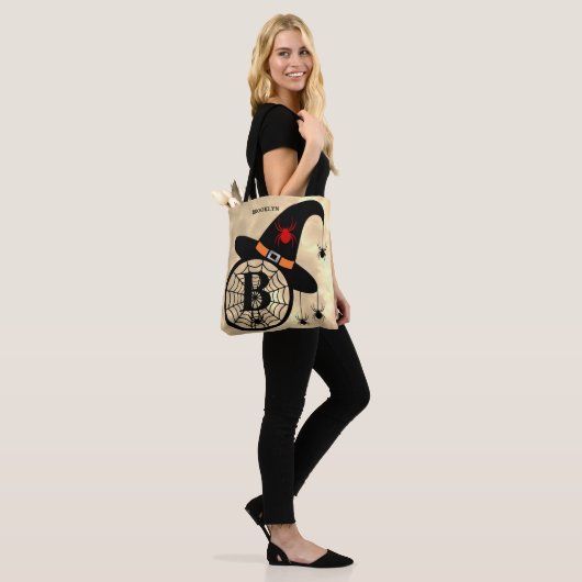 Naam Monogram B Halloween Sky Witch Spiders Tote Bag (Op model)