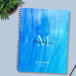 Naam Monogram Blauw Planner<br><div class="desc">Deze stijlvolle Planner is versierd met een atmosferisch ontwerp in tinten blauw en turkooizen. Eenvoudig aan te passen met jouw naam,  monogram en jaar. Gebruik de optie van het Hulpmiddel van het Ontwerp om de tekstgrootte,  de stijl,  en de kleur te veranderen.</div>