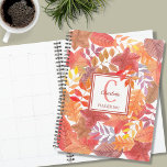 Naam Monogram Foliage Planner<br><div class="desc">Deze kleurrijke Planner is versierd met een waterverf bladeren patroon in roesten, geeltjes en paars. Eenvoudig aan te passen met jouw naam, monogram en jaar. Gebruik de optie van het Hulpmiddel van het Ontwerp om de tekstgrootte, de stijl, en de kleur te veranderen. Omdat wij ons kunstwerk creëer, zult u...</div>