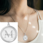 Naam Monogram Initiaal personaliseren Zilver Vergulden Ketting<br><div class="desc">Pas dit Monogram Initiaal naam Silver Plated Ketting aan. Geef het uit om een achtergrondkleur toe te voegen,  de tekstdoopvont of de kleur te veranderen,  of een foto of een kunstwerk toe te voegen. Contact opnemen op admin@giftsyoutreasure.com</div>