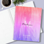 Naam Monogram roze Planner<br><div class="desc">Deze stijlvolle Planner is versierd met een atmosferisch ontwerp in tinten roze,  paars en koraal. Eenvoudig aan te passen met jouw naam,  monogram en jaar. Gebruik de optie van het Hulpmiddel van het Ontwerp om de tekstgrootte,  de stijl,  en de kleur te veranderen.</div>