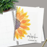 Naam Monogram Waterverf Zonnebloem Planner<br><div class="desc">Deze bloemplank is versierd met een gele waterverf zonnebloem. Pas het aan met jouw naam en monogram en jaar. Om verder uit te geven gebruik het Hulpmiddel van het Ontwerp om de doopvont, de doopvontgrootte, of de kleur te veranderen. Omdat wij ons kunstwerk creëer, zult u dit nauwkeurige afbeelding niet...</div>