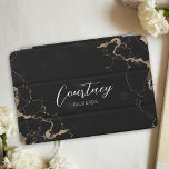 Naam Monogram zwart & goudmarmer kalligrafie iPad Mini Cover<br><div class="desc">Grafisch monogram zwart-goudmarmer achtergrond iPad mini-hoesje met modern calligrafielettertype voor jouw naam of initialen. De tabletomhulling bevat ruimte om jouw naam toe te voegen of u kunt zelfs uw zakelijke logo toevoegen als u dit tablethoesje voor uw bedrijf gebruikt. Dankzij dit elegante, marmerbare iPad-afdekplaatje ziet uw tabletapparaat er professioneel uit....</div>
