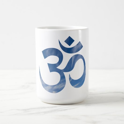 Naam op, Blauwe Hemel Wolken Patroon OM Symbool 15 Koffiemok (Center)