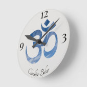 Naam op Blue Sky Clouds OM Symbool 8-in Acryl Ronde Klok (Hoek)