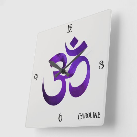 Naam op Paarse Ruimte OM Symbool 10.75-in Vierkante Klok (Hoek)
