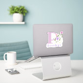 Naam Penelope plus Initiaal met Bloemendesign Sticker (Laptop op bureau)