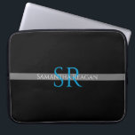 Naam personaliseren & Monogram Blauw/Witte Grijze Laptop Sleeve<br><div class="desc">Pas jouw naam, initialen of bericht in blauwe en witte tekst aan op grijze streep met zwarte achtergrond. Klik op "Bewerken met ontwerpgereedschap" om kleuren en tekststijlen te wijzigen.</div>