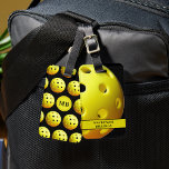 Naam Pickleball Pattern Monogram Bagagelabel<br><div class="desc">Golden yellow pickleball-patroon tegen uw kleurachtergrond (zwart weergegeven) en monogrammed met één of twee initialen aan de ene kant en naam of andere tekst aan de andere kant in uw keuze uit lettertypestijlen en -kleuren. Ideal cadeau voor jezelf of de pickler die je weet wie gek is op het spel....</div>