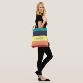 Naam primaire regenboogkleurblok Stripe Monogram Tote Bag (Op model)