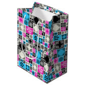 Naam & Relatie Verjaardag Magenta & Blauw toevoege Medium Cadeauzakje (Voorkant Gekanteld)