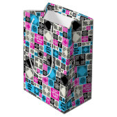 Naam & Relatie Verjaardag Magenta & Blauw toevoege Medium Cadeauzakje (Achterkant Gekanteld)