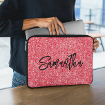 Naam rood glitter penseel laptop sleeve<br><div class="desc">Creëer uw eigen heldere rode luxe glitter met naam of monogram. Pas de stijl en grootte van het lettertype van het penseelscript aan. Er zijn andere doopvontstijlen in het systeem. Beweeg,  dupliceer of verwijder de faux sparkle grafisch.</div>