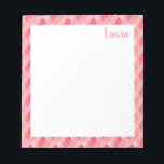 Naam roze en rood patchwork notitieblok<br><div class="desc">Een zoet patroon van met de hand getekende diagonale patchwork-vierkantjes in  en zachte tinten van rood en roze,  gepersonaliseerd met jouw naam. Klik op Aanpassen om extra tekst of afbeeldingen toe te voegen. Neem contact met me op met vragen of verzoeken.</div>