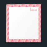 Naam roze en rood patchwork notitieblok<br><div class="desc">Een zoet patroon van met de hand getekende diagonale patchwork-vierkantjes in  en zachte tinten van rood en roze,  gepersonaliseerd met jouw naam. Klik op Aanpassen om extra tekst of afbeeldingen toe te voegen. Neem contact met me op met vragen of verzoeken.</div>