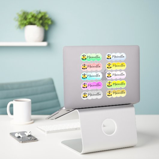 Naam Sticker Set Multi kleur met Schattige gezicht (Laptop op bureau)