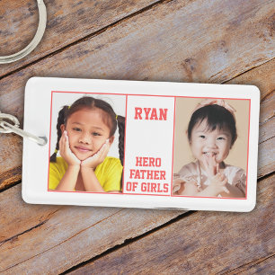 Naam, tekst en twee foto's in rood Lijst Sleutelhanger