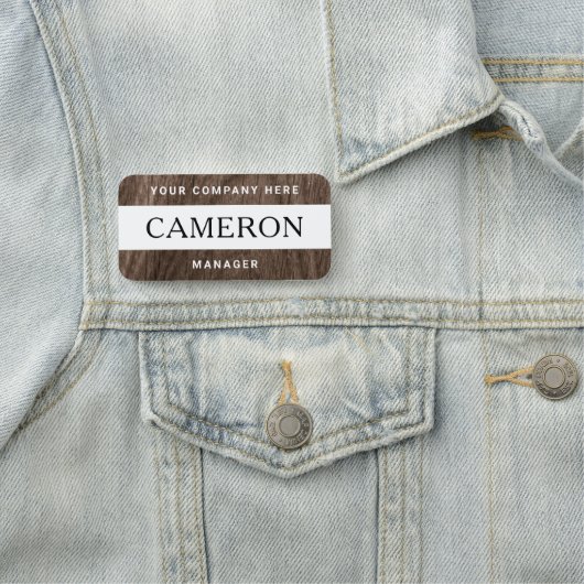 Naam, titel en bedrijf van bruin hout naamplaatje (In situ)