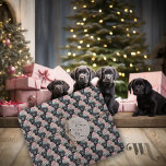 Naam toevoegen Labrador Puppy Pink Bows Christmas Cadeaupapier<br><div class="desc">Voeg een Naam (of verwijder) Black Labrador puppies,  schattige pastelroze strikken en bleek blauw cadeaupapier voor de kerstvakantie van het hondenliefhebber of cadeau geven - in een modern pastelkleurthema - het ontwerp is ongeveer 6 inch,  dus het beste voor grotere verpakkingen -</div>