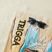 Naam toevoegen, teckel hond die in golven loopt strandlaken (In situ)